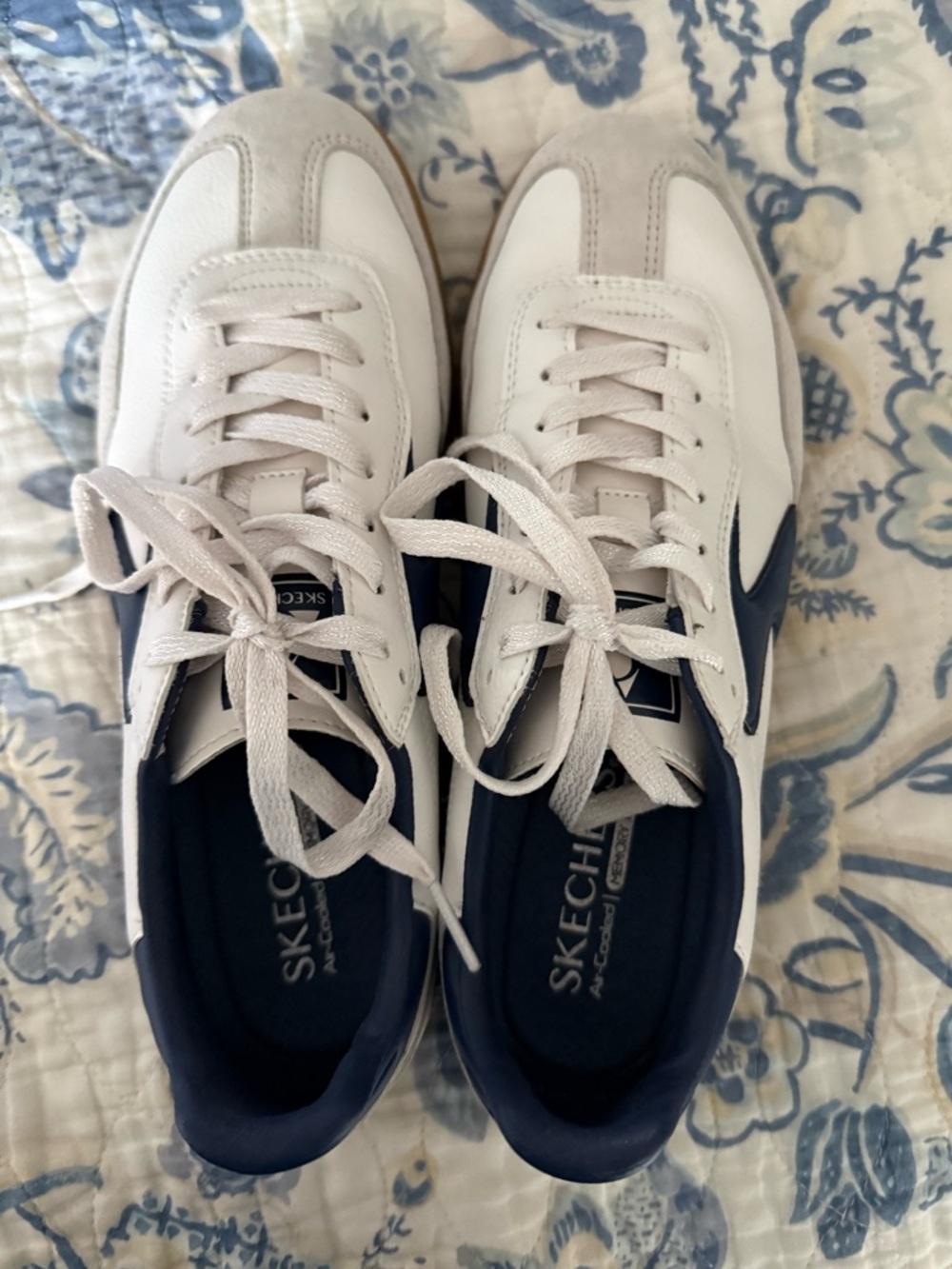 Skechers White and Navy Lace-Up Sneakers—Hotshot Kickoff size 9